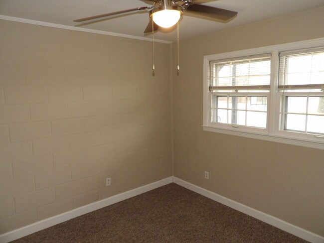 Building Photo - 903 Collins Ln