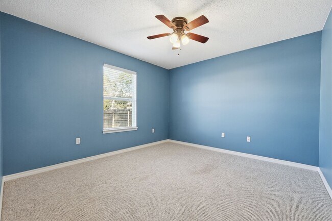 Building Photo - 3 Bedroom in Central Crestview!