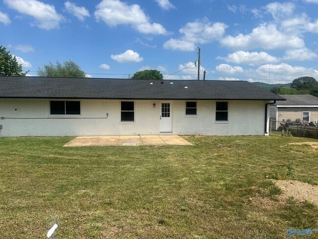 Building Photo - 2211 Penhall Dr NE