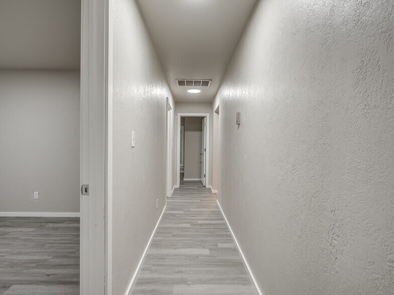 Building Photo - 12136 Thorn Ridge Rd