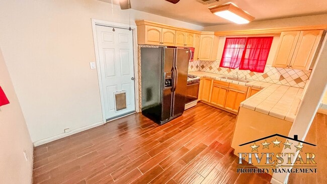 Building Photo - 3311 Camellia Dr