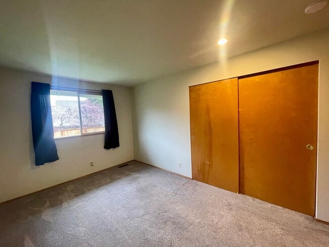 Building Photo - 4 bedroom, 2.5 Bath House in Mukilteo, $3995 per month