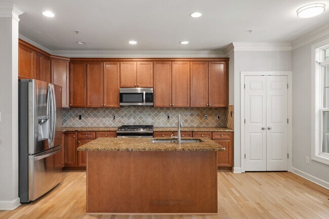 Building Photo - Gorgeous Lake Hogan Farms townhome available NOW!