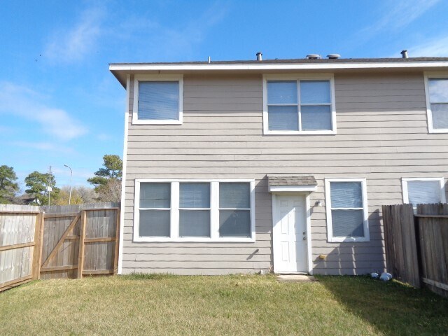 Building Photo - 17147 Oakwood Chase Dr