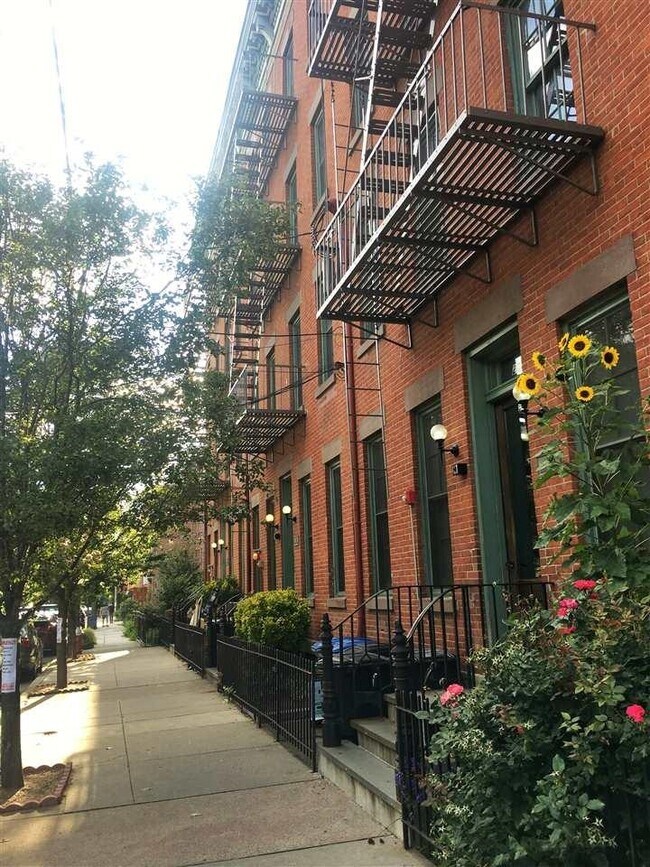 Building Photo - 204 6th St