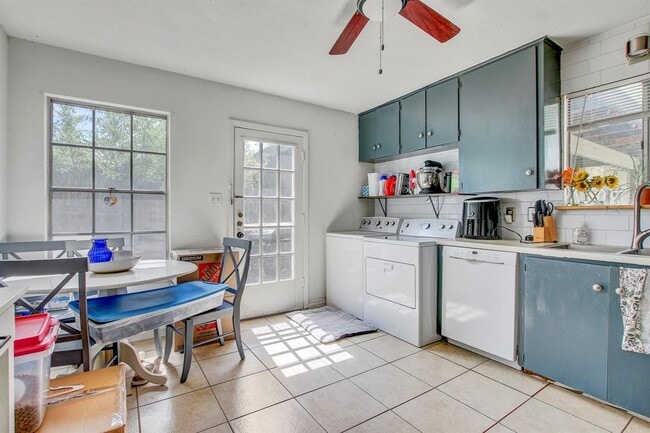 Building Photo - 3317 S Oak Dr