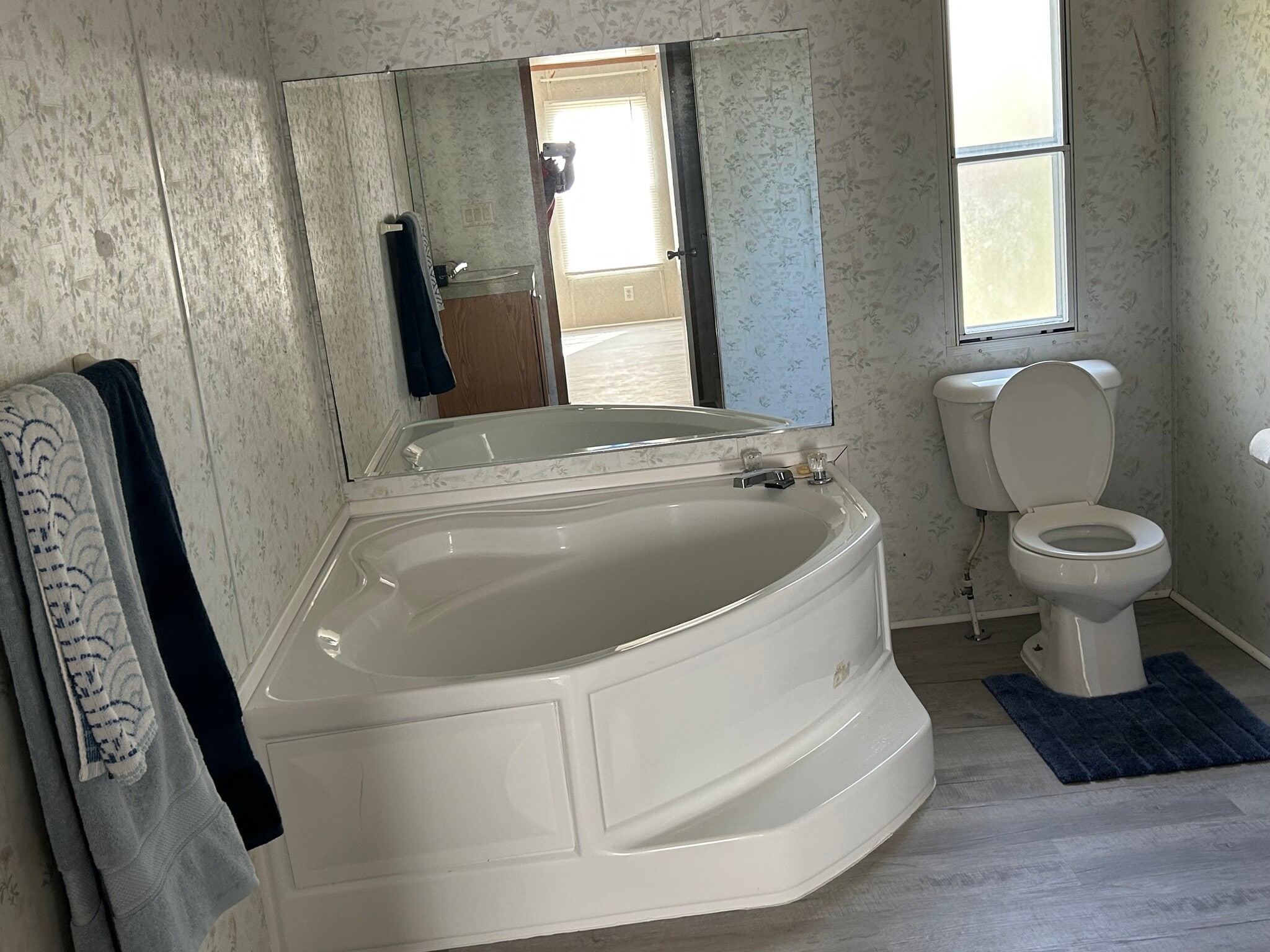 Master Garden Tub - 49 Mallard Ave NE