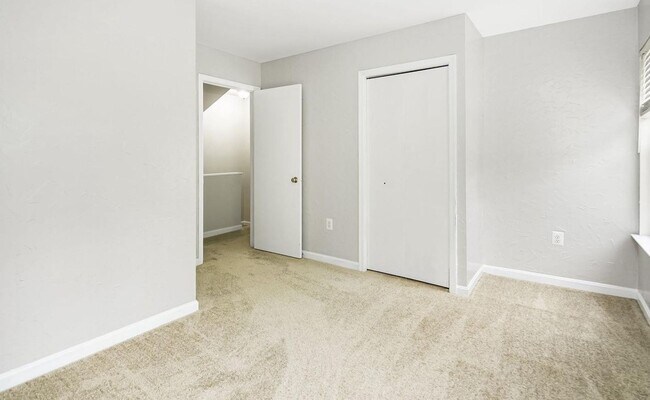 Building Photo - Three level townhome in Taskers Chance available mid June!
