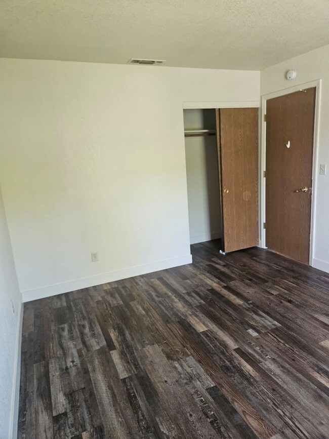 Building Photo - Greenley Oaks Townhome