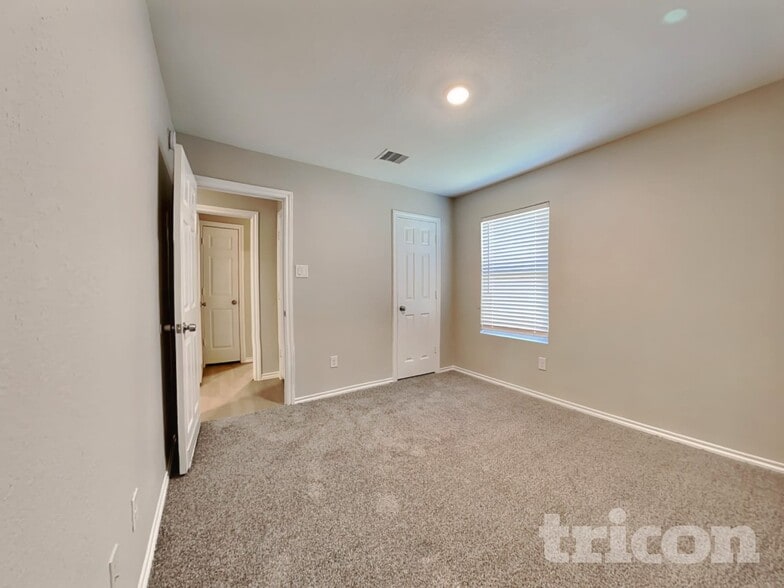 Building Photo - 11151 N Lake Mist Ln