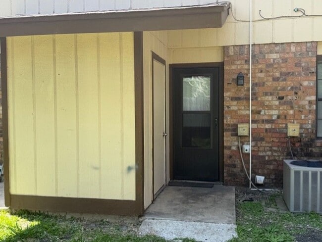 Building Photo - 3804 Charolais Dr