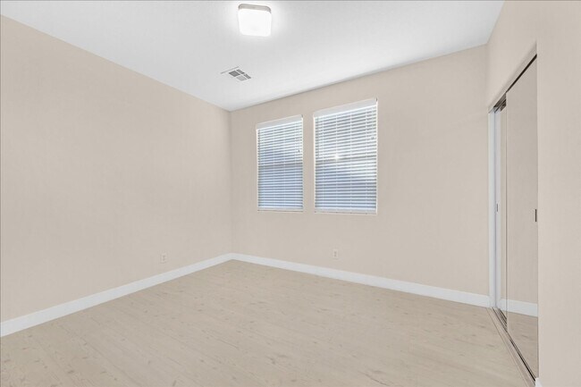 Building Photo - Spacious 2 bedroom condo with attached condo
