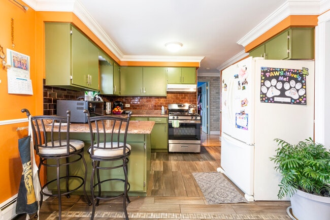 Building Photo - 2440 River Rd