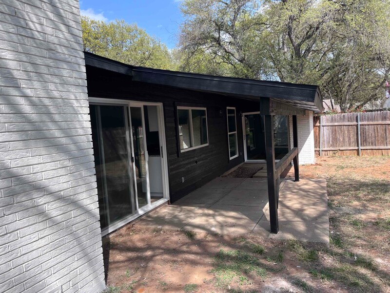 Building Photo - 2604 Creekview Dr