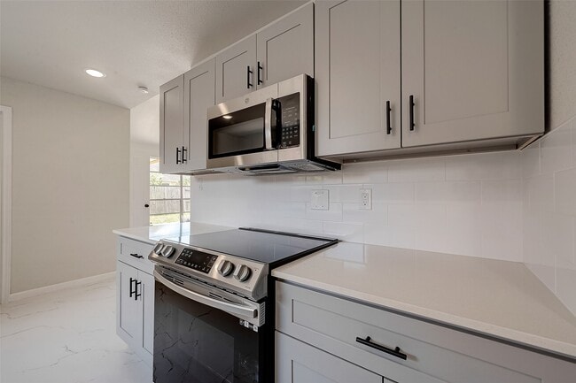 Building Photo - 12055 Fairpoint Dr