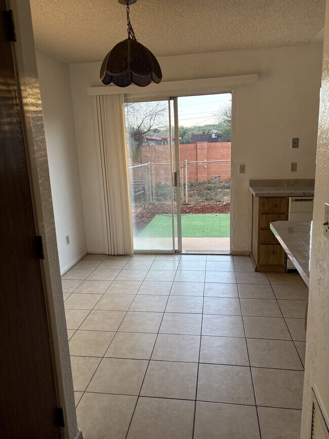 Building Photo - 433 Avenida Garza