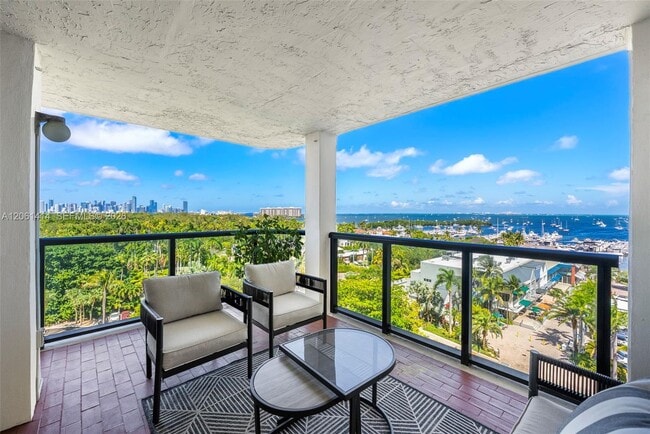 Building Photo - 2575 S Bayshore Dr