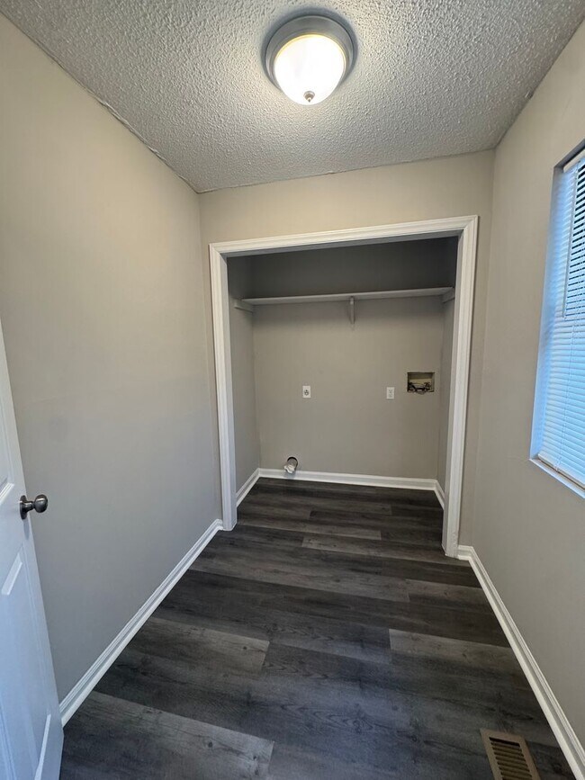 Building Photo - Gorgeous 3 bedroom home recently updated.