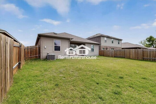 Building Photo - MOVE IN READY COMPLETELY UPDATED - 3BED/2B...