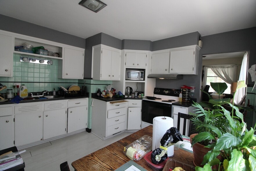 Building Photo - 2933 N Newhall St