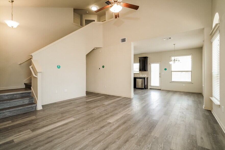 Building Photo - 300 Potters Peak Way