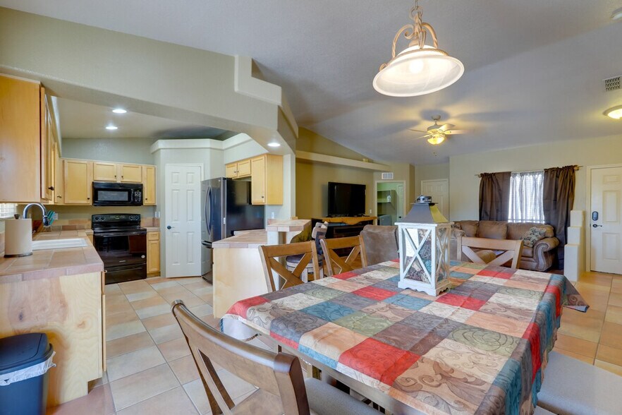 Building Photo - 2598 Rainbow Ave N