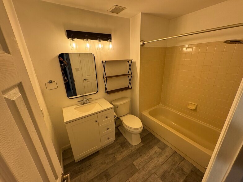 Building Photo - 1502B Denham Ct