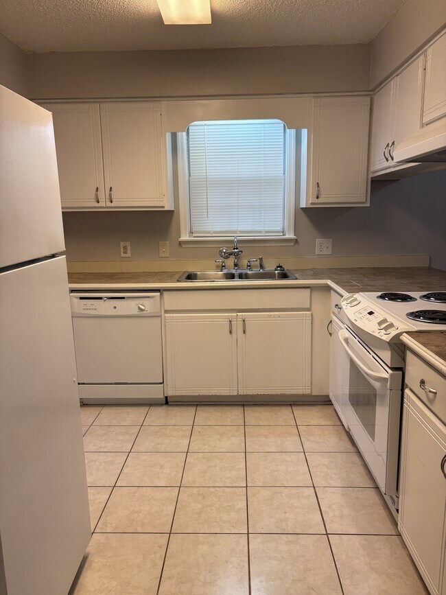 Building Photo - 201 Blue Pool Dr