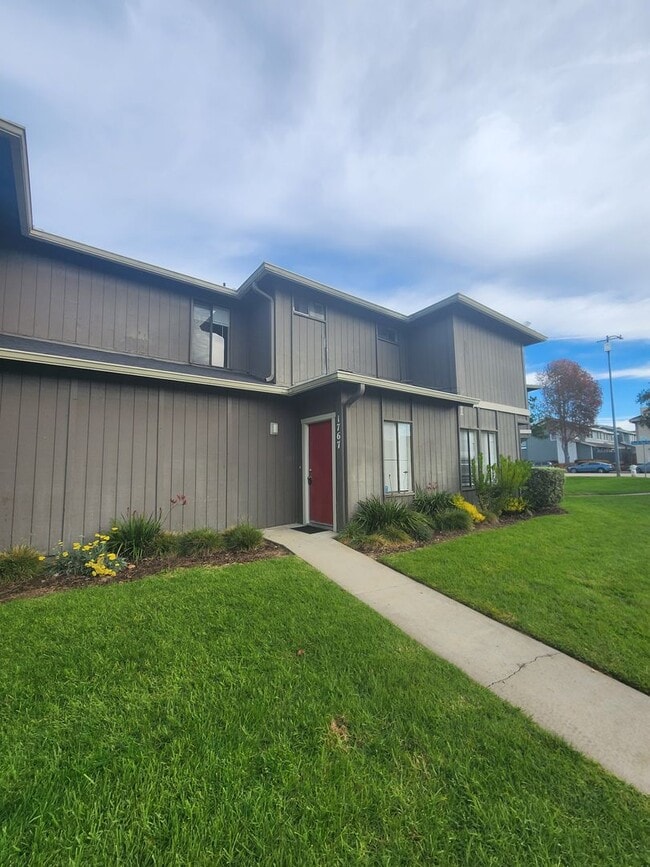 Building Photo - Comfortable 2 Bed, 2.5 Bath in Grover Beach