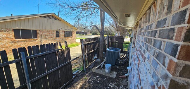 Building Photo - 1401 E Sherman Dr