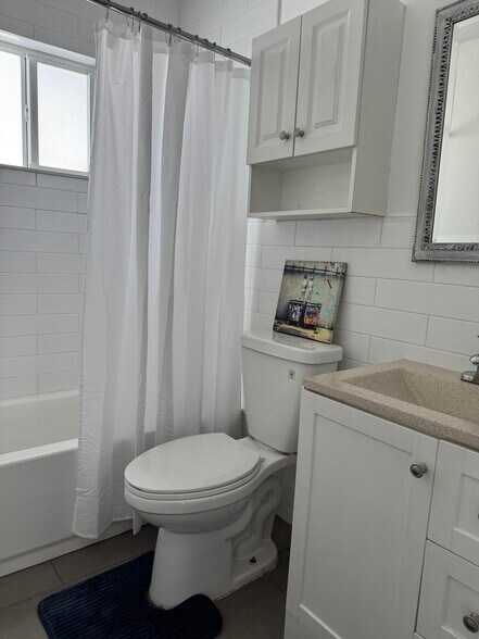 Building Photo - 1214 NE 5th Ter