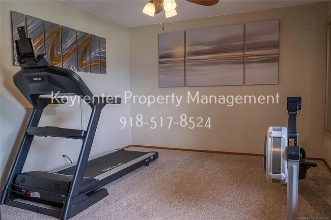 Building Photo - Large | 4 Bed | 3 Bath | South Tulsa