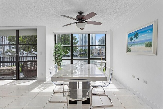 Building Photo - 1000 Parkview Dr