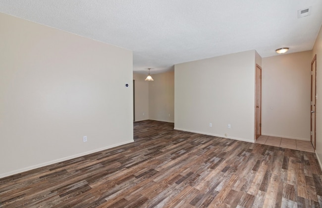 Building Photo - 2 bed 1 bath Duplex unit in Milwaukie Hect...