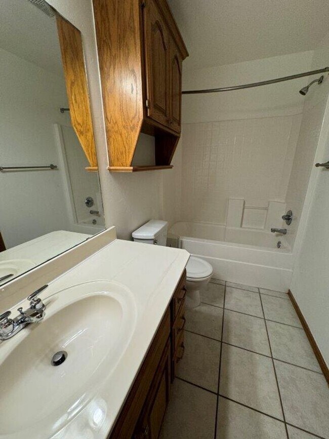 Building Photo - 4 bed, 2 bath ,3 car with storm shelter! B...