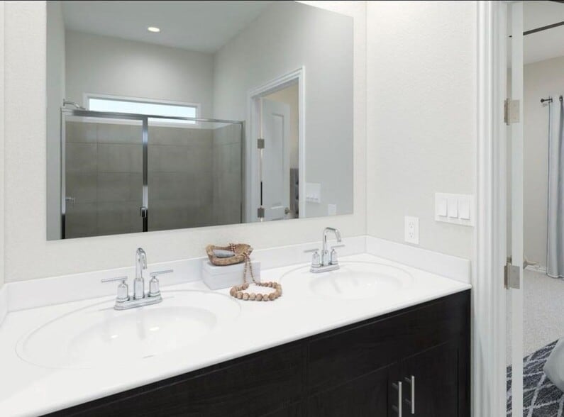 Building Photo - 600 Clover Crk Dr