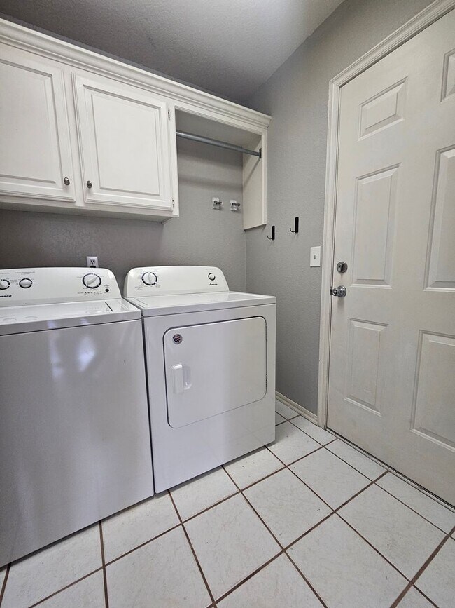 Building Photo - (3) Bed/(2) Bath Avail NOW! Storm Shelter!