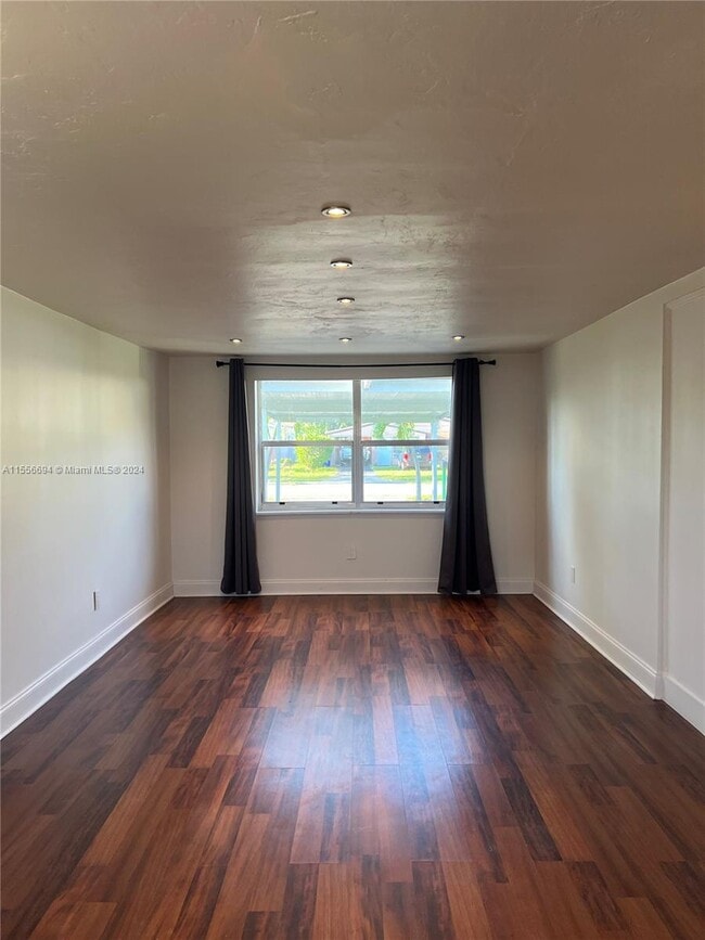 Building Photo - 1540 NE 180th St