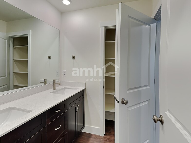 Building Photo - 1366 N Barkvine Ave