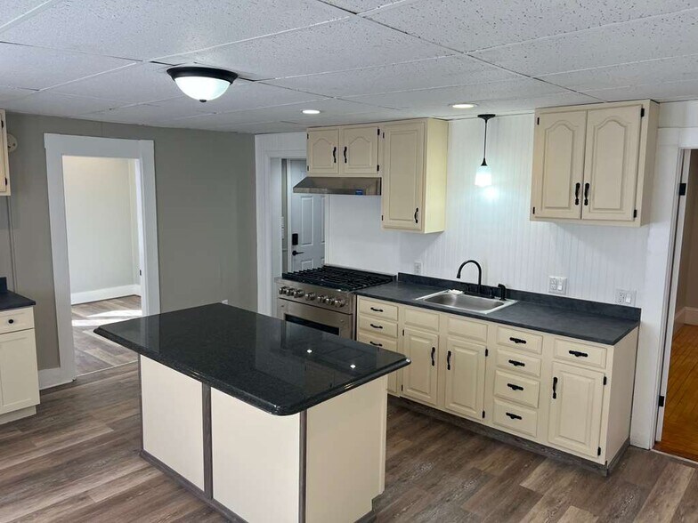 Building Photo - 118 Riddle St