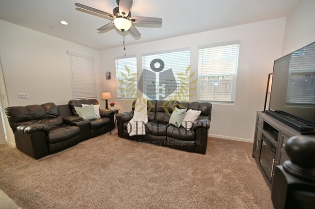 Building Photo - 893 Fir St W