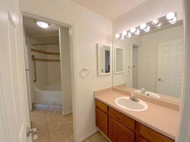 Building Photo - 2 Bedroom Townhome Available Near W Cheyenne Blvd & S Nevada Ave