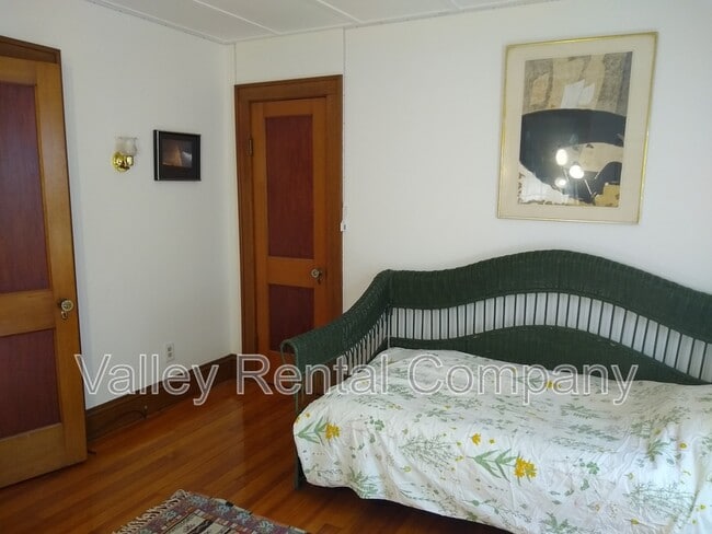 Building Photo - 323 Pelham Rd