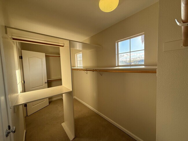 Building Photo - 5 bedrooms located in Redbridge Gated Community!