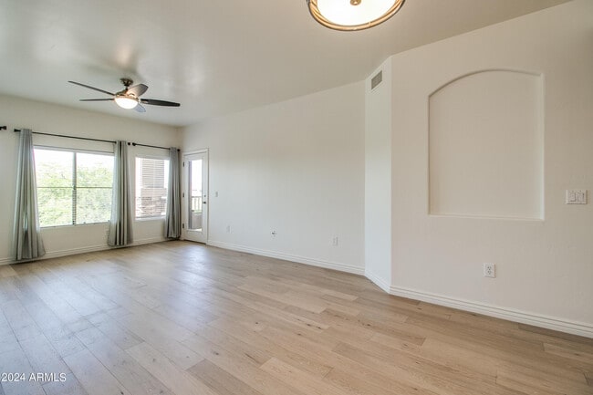 Building Photo - 5450 E Deer Valley Dr
