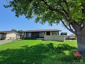 Building Photo - 3 Bedroom, 2 Bathroom Condo W/ 2 Car Garage