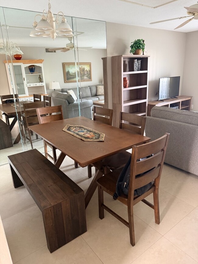 Building Photo - 2669 Garden Dr S