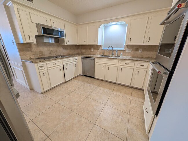 Building Photo - 11807 Highgrove Dr