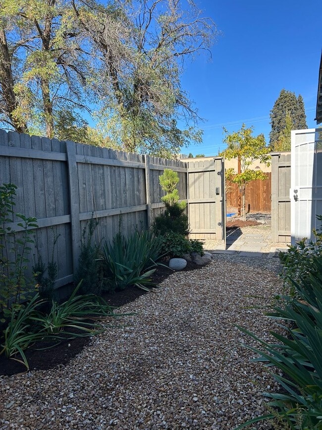 Building Photo - Newly Remodeled Studio in Downtown Redmond