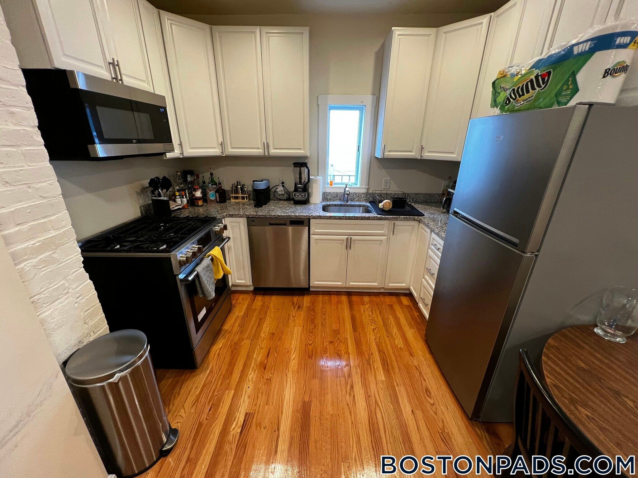 Building Photo - 525 E 3rd St